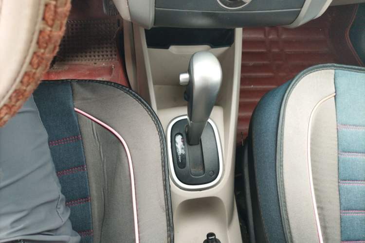Used Venucia R50 2015 1.6L Automatic Fashion Edition Gear Lever