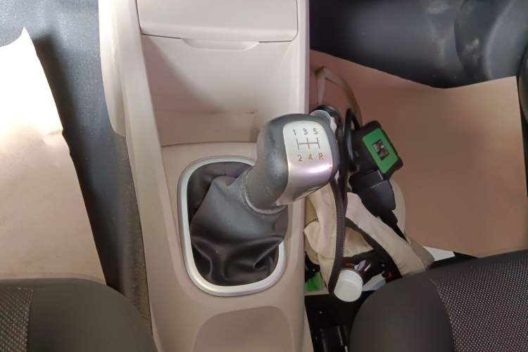 Used Venucia R50 2015 1.6L Manual Fashion Edition Gear Lever