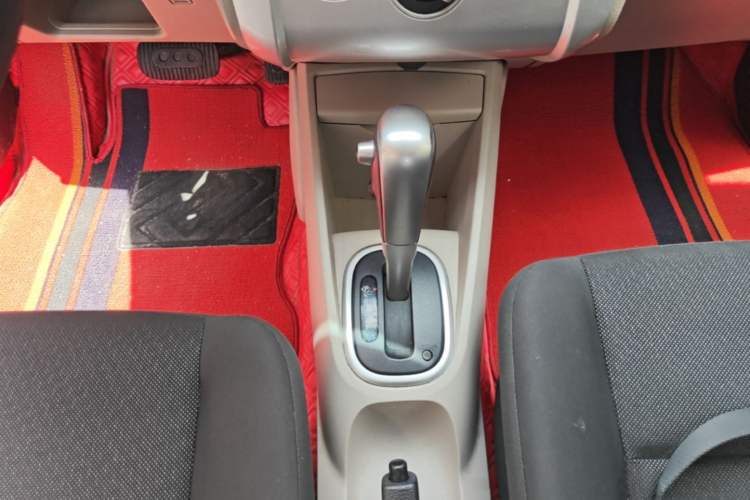 Used Venucia R50 2015 1.6L Automatic Fashion Edition Gear Lever