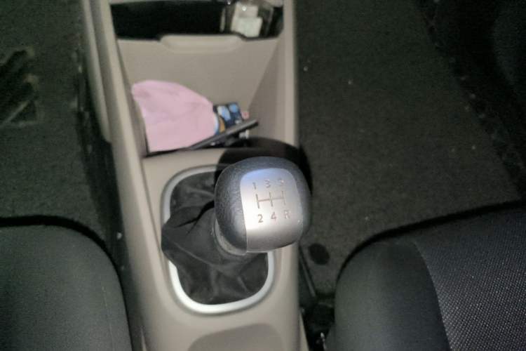 Used Venucia R50 2015 1.6L Manual Fashion Edition Gear Lever