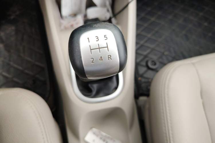 Used Venucia R50 2015 1.6L Manual Luxury Edition Gear Lever