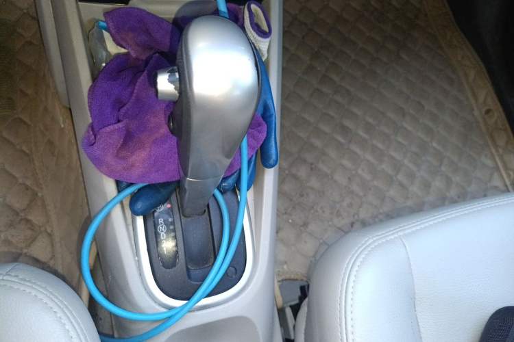 Used Venucia R50 2015 1.6L Automatic Luxury Edition Gear Lever