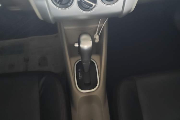Used Venucia R50 2015 1.6L Automatic Fashion Edition Gear Lever