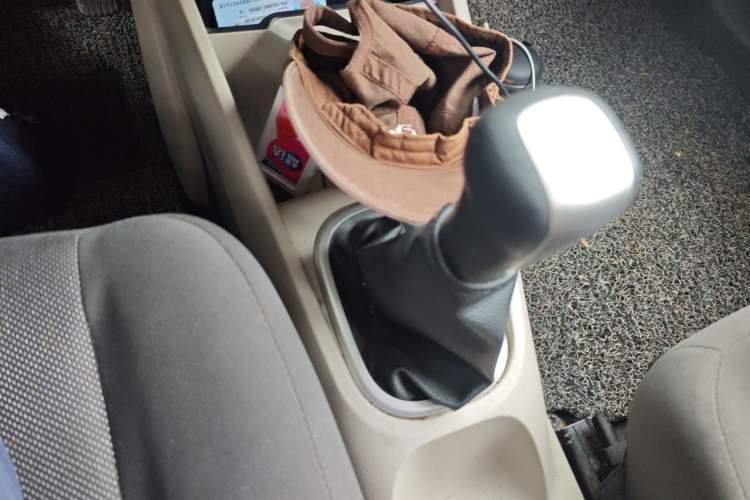 Used Venucia R50 2015 1.6L Manual Fashion Edition Gear Lever