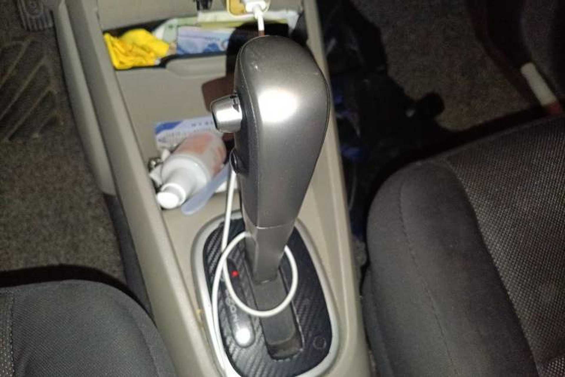 Used Venucia R50 2015 1.6L Automatic Fashion Edition Gear Lever
