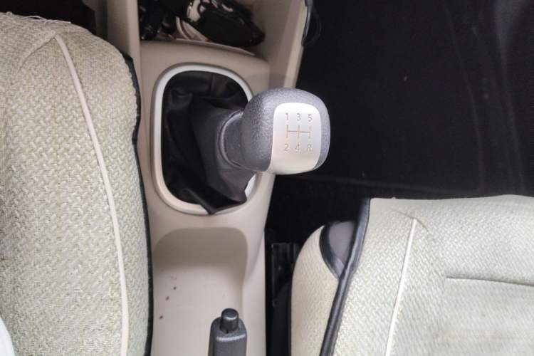 Used Venucia R50 2015 1.6L Manual Fashion Edition Gear Lever