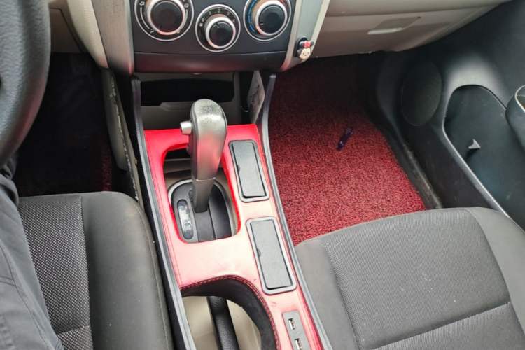 Used Venucia R50 2015 1.6L Automatic Fashion Edition Gear Lever