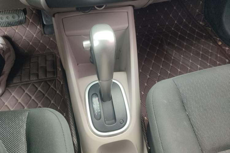 Used Venucia R50 2015 1.6L Automatic Fashion Edition Gear Lever