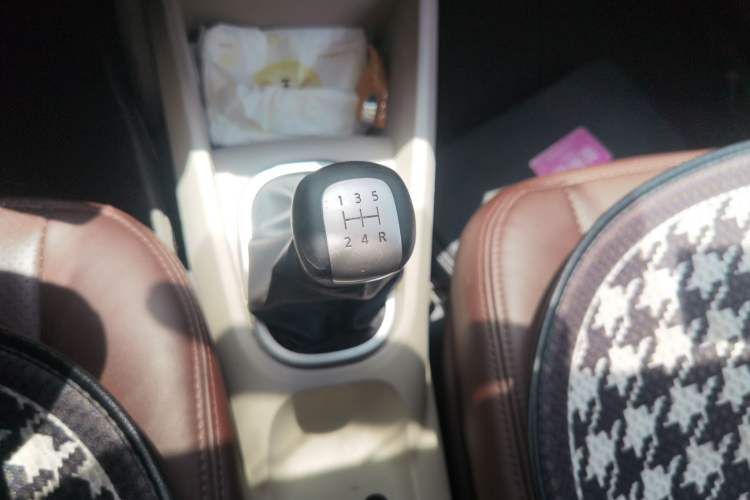 Used Venucia R50 2015 1.6L Manual Fashion Edition Gear Lever