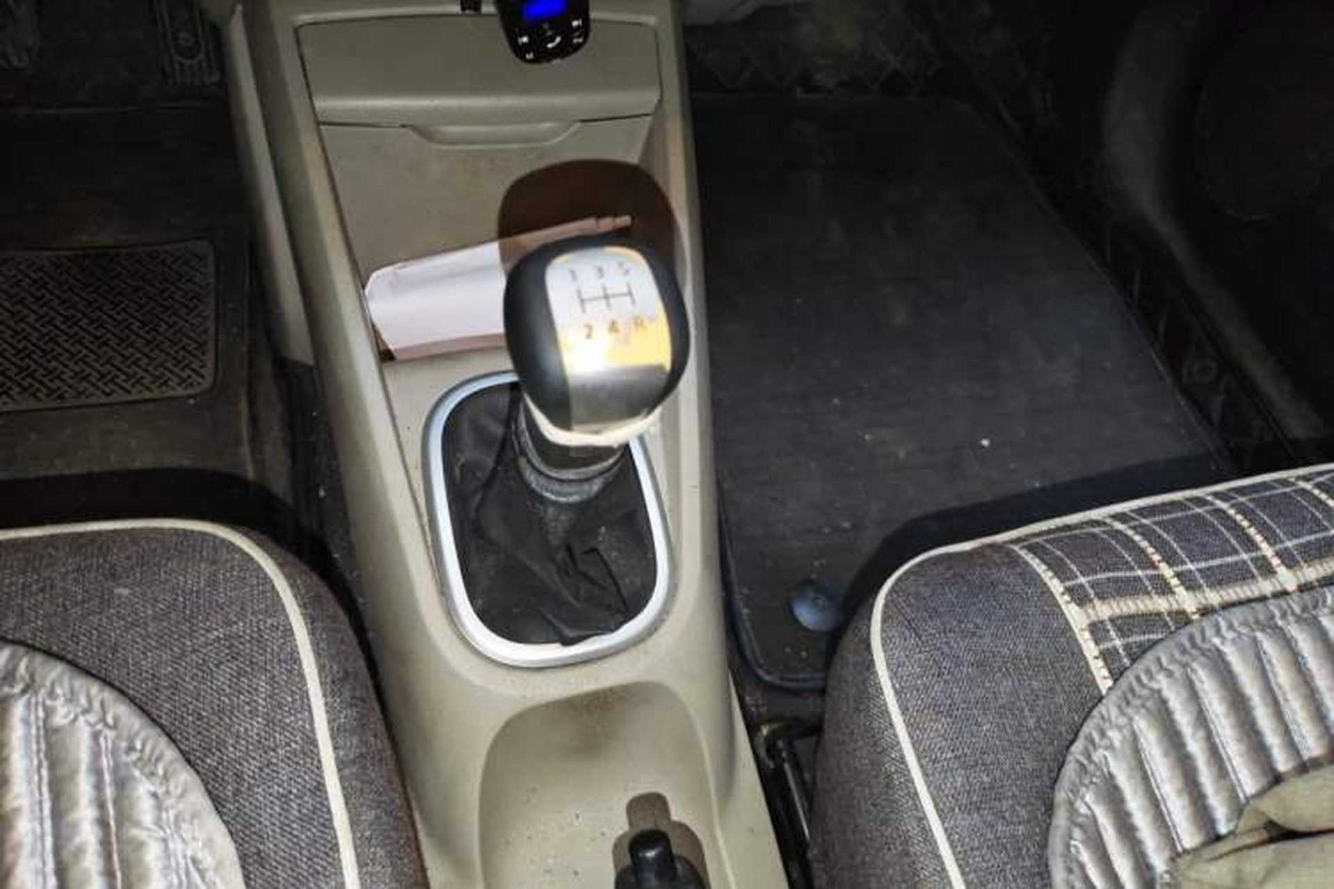 Used Venucia R50 2015 1.6L Manual Fashion Edition Gear Lever