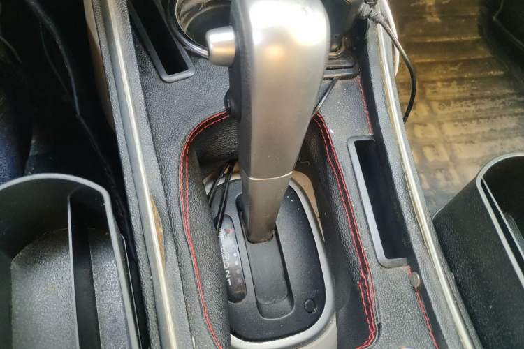 Used Venucia R50 2015 1.6L Automatic Fashion Edition Gear Lever