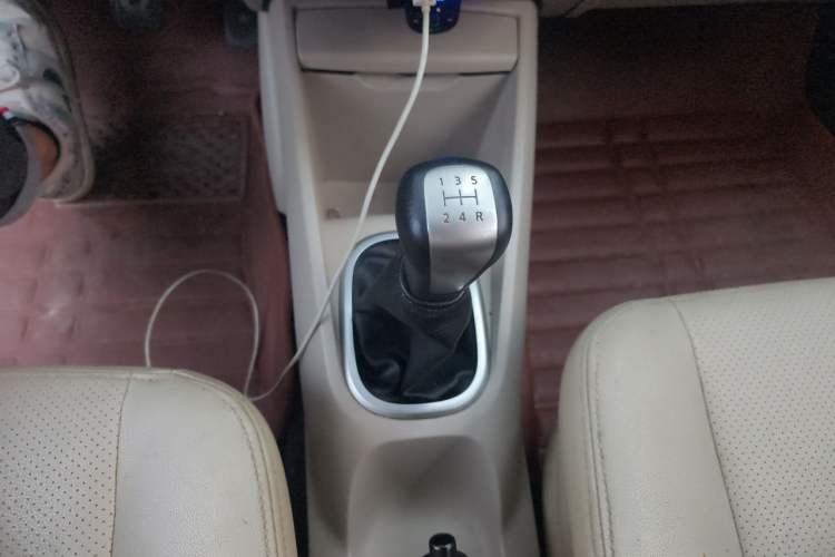 Used Venucia R50 2015 1.6L Manual Fashion Edition Gear Lever