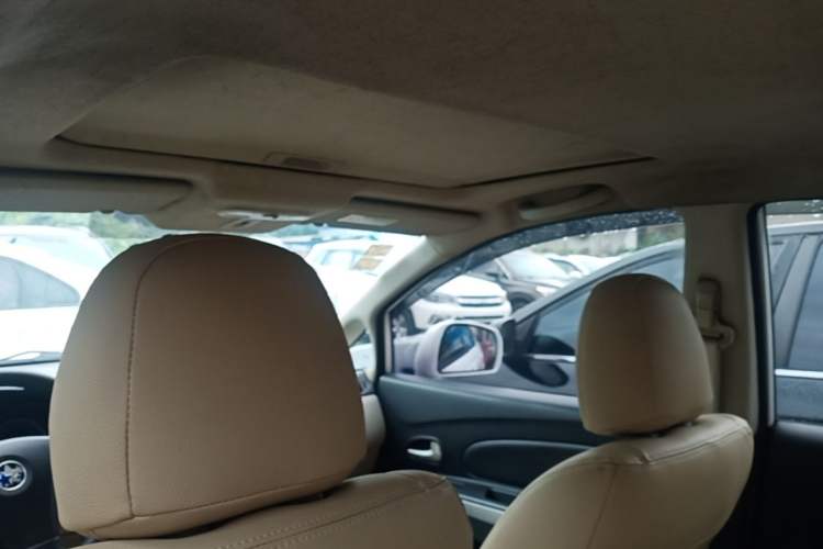 Used Venucia R50 2015 1.6L Automatic Luxury Edition Headliner