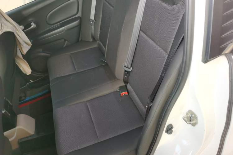 Used Venucia R50 2015 1.6L Automatic Fashion Edition Interior 1