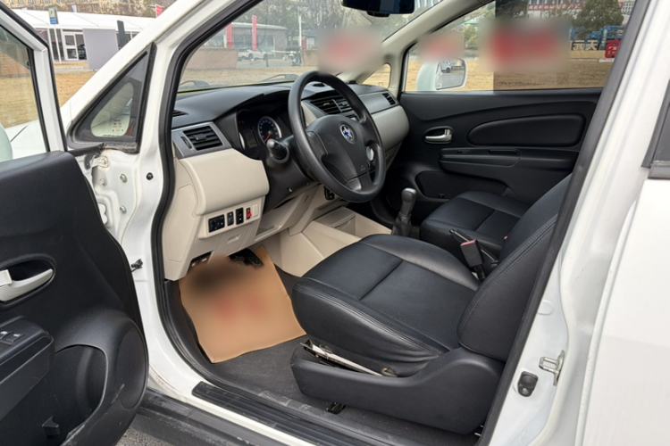 Used Venucia R50 2015 1.6L Manual Fashion Edition Interior 2