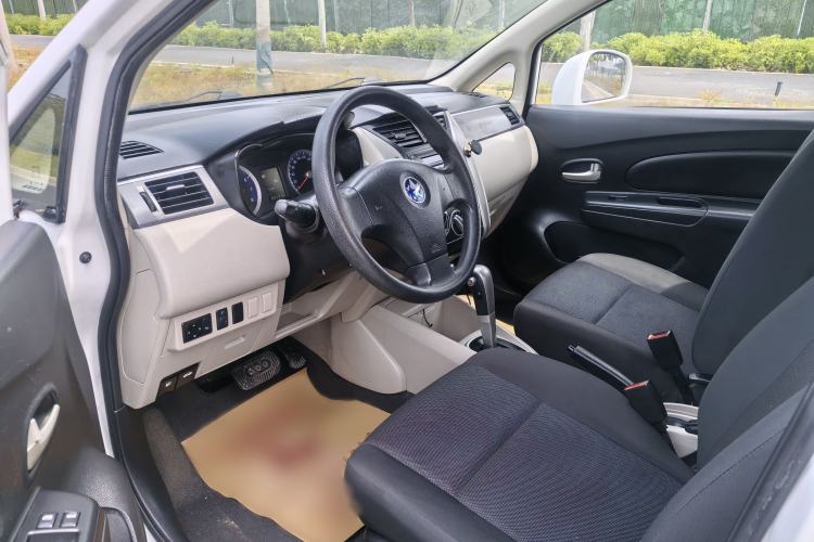 Used Venucia R50 2015 1.6L Automatic Fashion Edition Interior 2