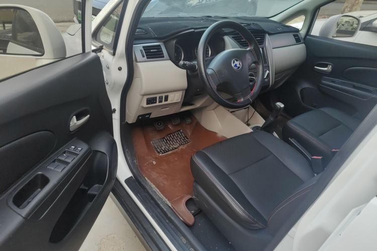Used Venucia R50 2015 1.6L Manual Fashion Edition Interior 2