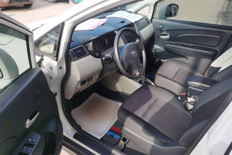 Used Venucia R50 2015 1.6L Automatic Fashion Edition Interior 2