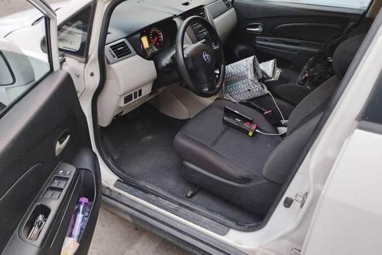 Used Venucia R50 2015 1.6L Automatic Fashion Edition Interior 2