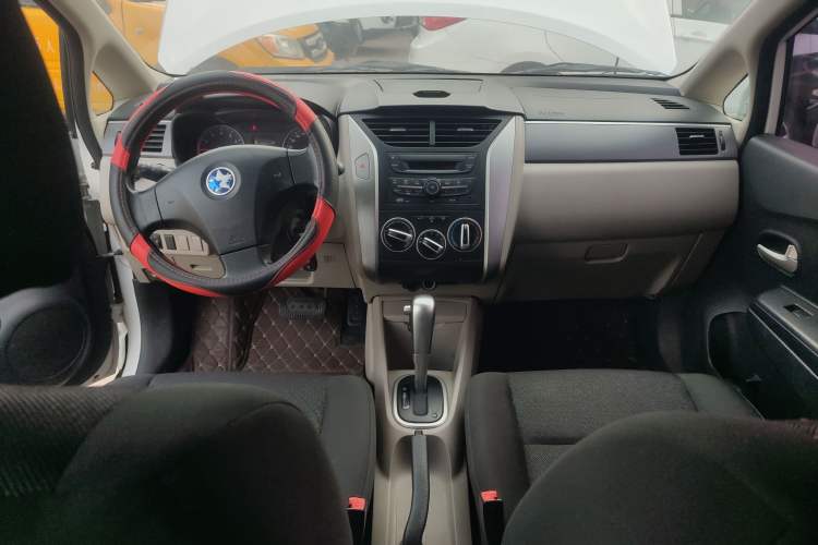 Used Venucia R50 2015 1.6L Automatic Fashion Edition Interior 2
