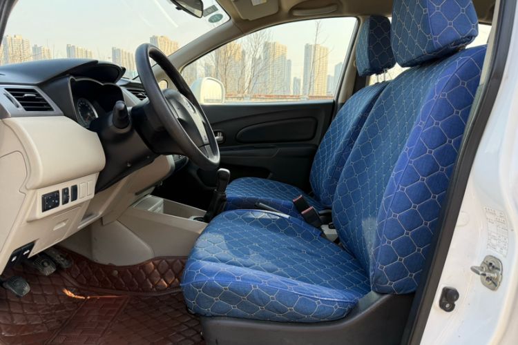 Used Venucia R50 2015 1.6L Manual Fashion Edition Interior 2