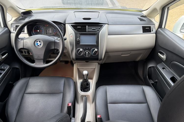 Used Venucia R50 2015 1.6L Manual Fashion Edition Interior 3