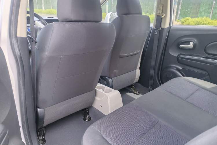 Used Venucia R50 2015 1.6L Automatic Fashion Edition Interior 3