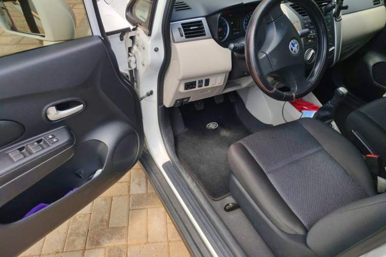 Used Venucia R50 2015 1.6L Manual Fashion Edition Interior 3