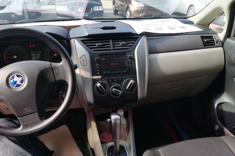 Used Venucia R50 2015 1.6L Automatic Fashion Edition Interior 3