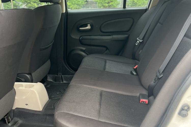 Used Venucia R50 2015 1.6L Automatic Fashion Edition Interior 3