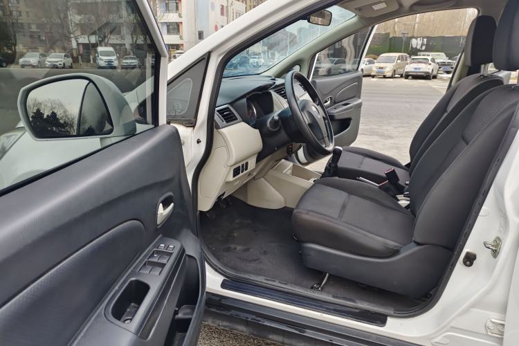 Used Venucia R50 2015 1.6L Manual Fashion Edition Interior 3