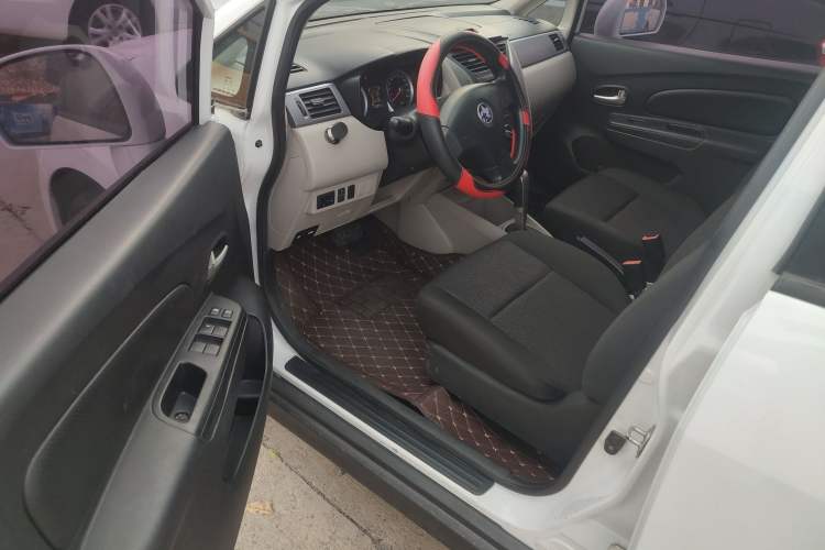 Used Venucia R50 2015 1.6L Automatic Fashion Edition Interior 3