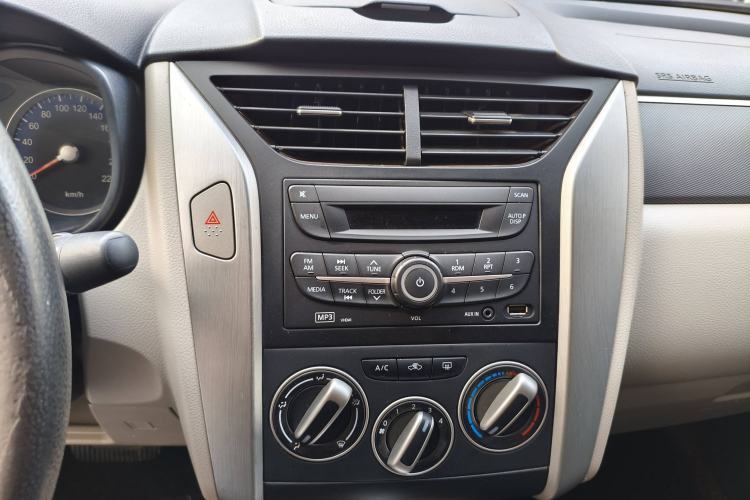 Used Venucia R50 2015 1.6L Automatic Fashion Edition Interior 3