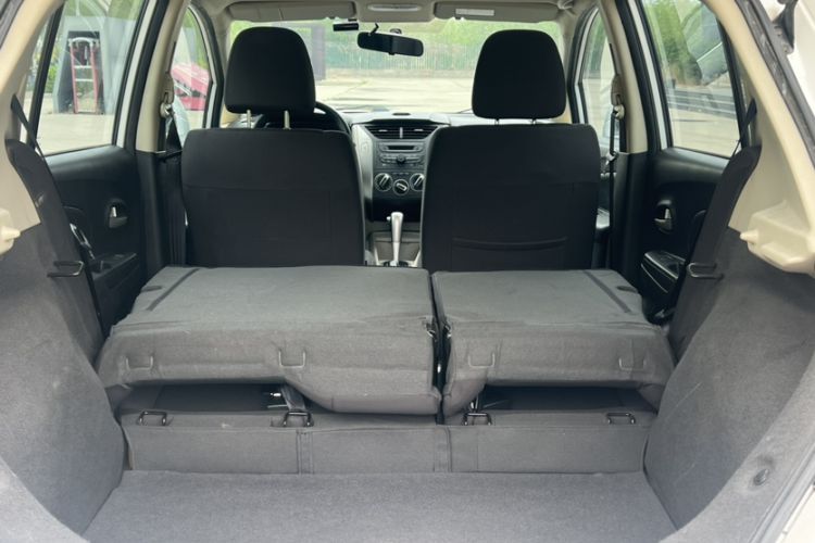 Used Venucia R50 2015 1.6L Automatic Fashion Edition Interior 4