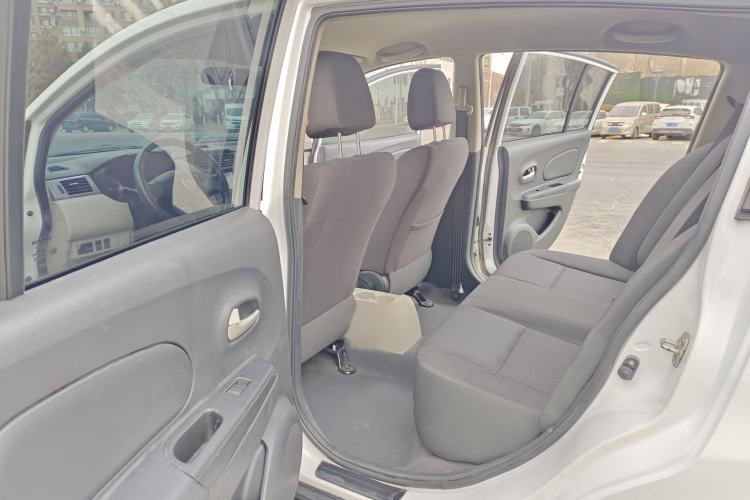 Used Venucia R50 2015 1.6L Manual Fashion Edition Interior 4