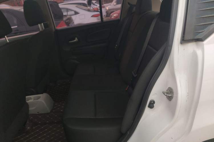 Used Venucia R50 2015 1.6L Automatic Fashion Edition Interior 4