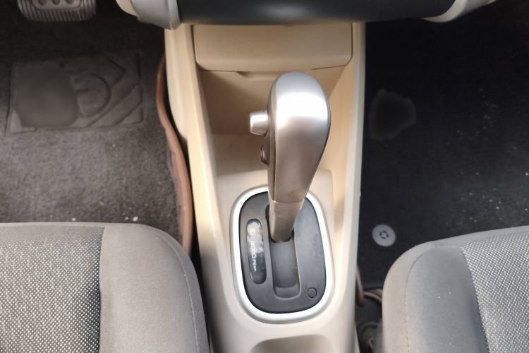 Used Venucia R50 2015 1.6L Automatic Fashion Edition Interior 4