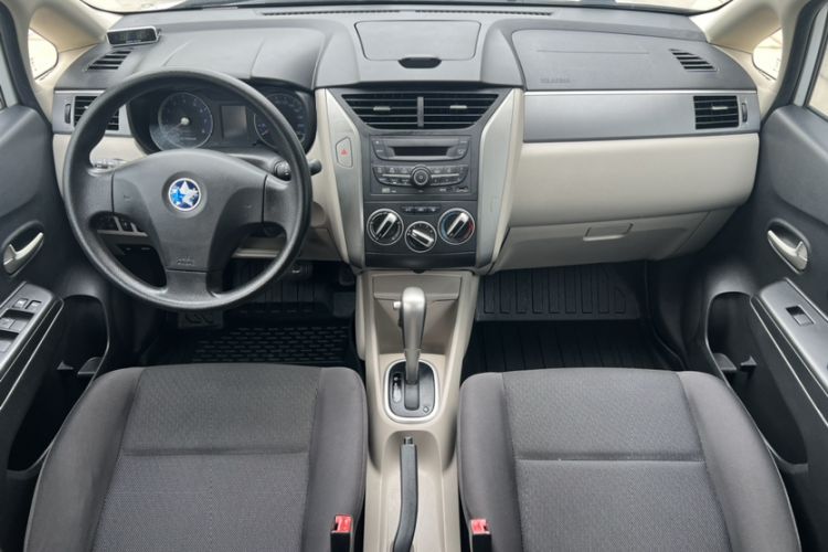 Used Venucia R50 2015 1.6L Automatic Fashion Edition Interior 5