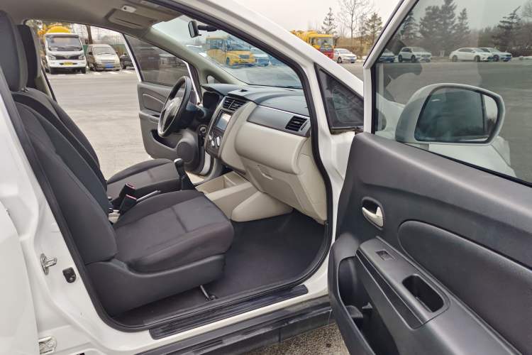Used Venucia R50 2015 1.6L Manual Fashion Edition Interior 5