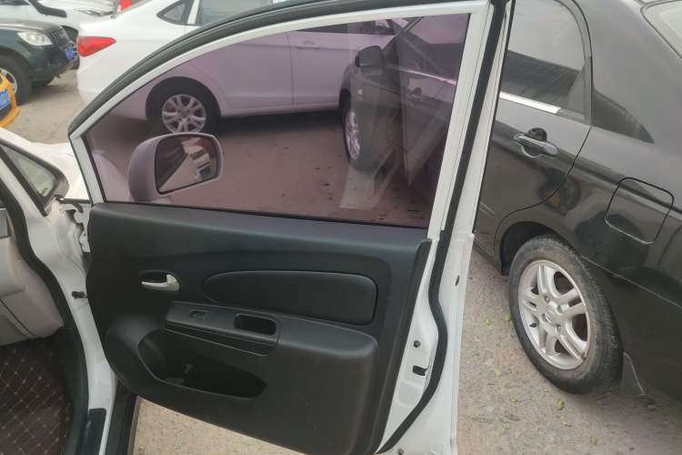 Used Venucia R50 2015 1.6L Automatic Fashion Edition Interior 5