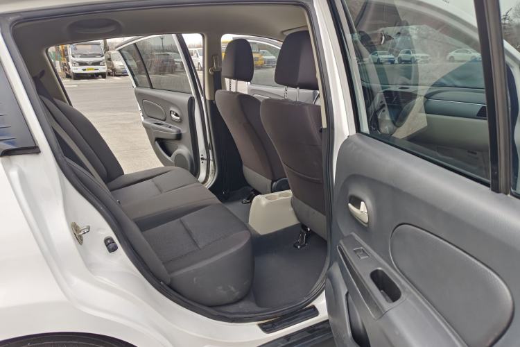 Used Venucia R50 2015 1.6L Manual Fashion Edition Interior 6