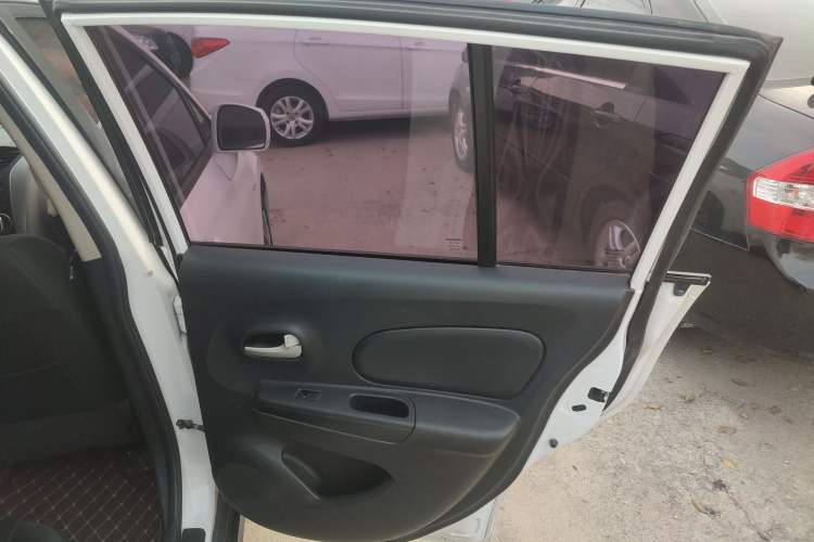 Used Venucia R50 2015 1.6L Automatic Fashion Edition Interior 6
