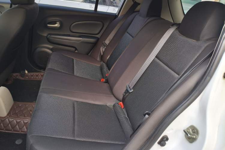 Used Venucia R50 2015 1.6L Automatic Fashion Edition Interior 6