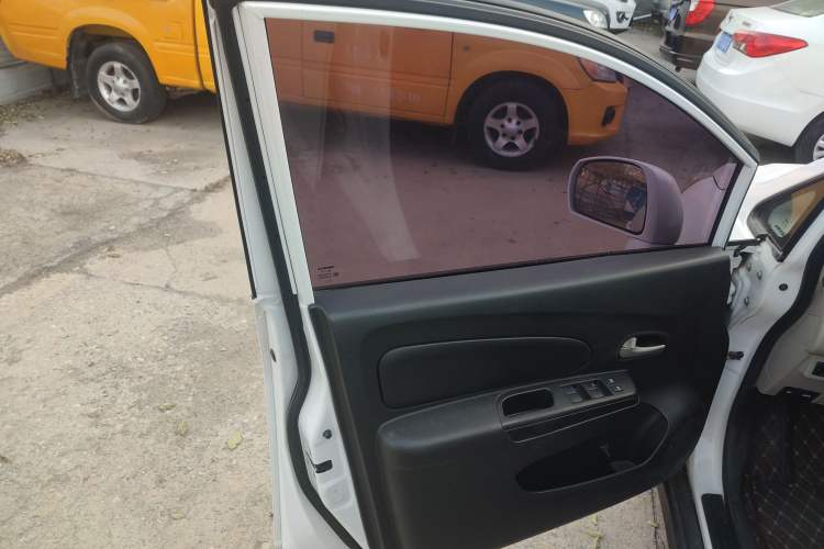 Used Venucia R50 2015 1.6L Automatic Fashion Edition Interior 7