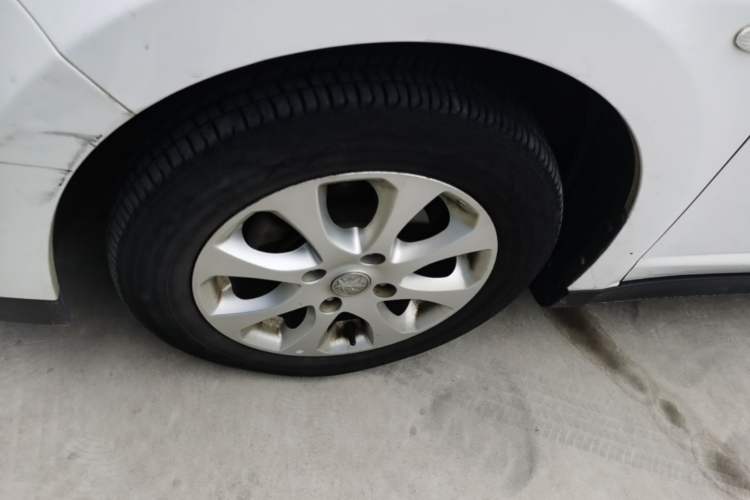 Used Venucia R50 2015 1.6L Automatic Luxury Edition Left Front Wheel Hub