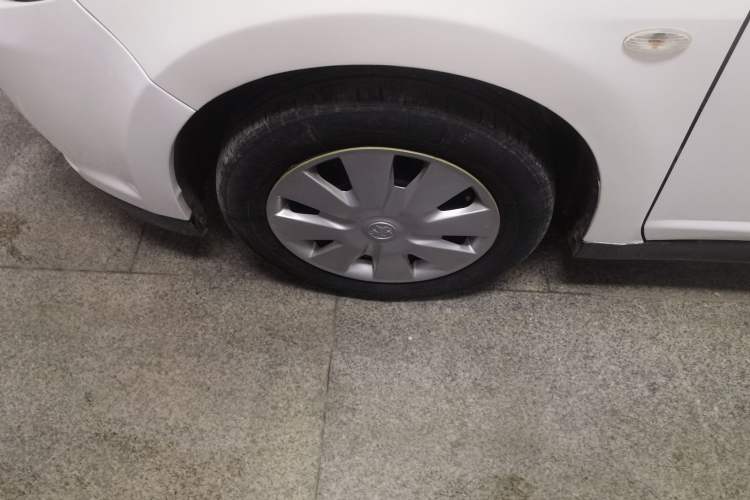 Used Venucia R50 2015 1.6L Automatic Fashion Edition Left Front Wheel Hub