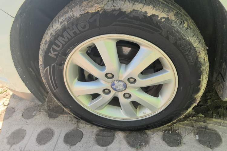 Used Venucia R50 2015 1.6L Manual Fashion Edition Left Front Wheel Hub