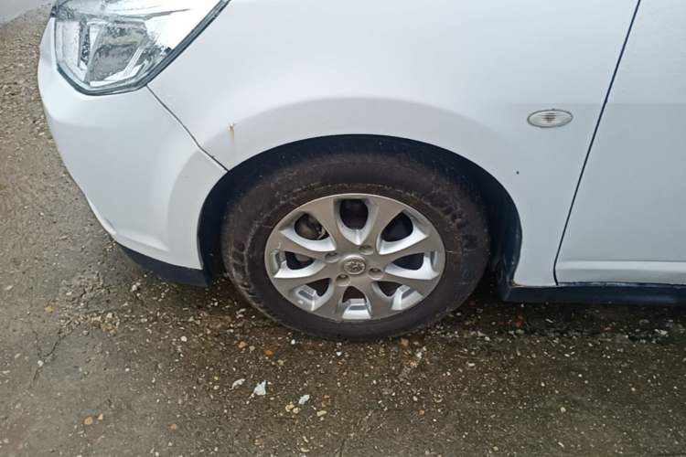 Used Venucia R50 2015 1.6L Automatic Luxury Edition Left Front Wheel Hub
