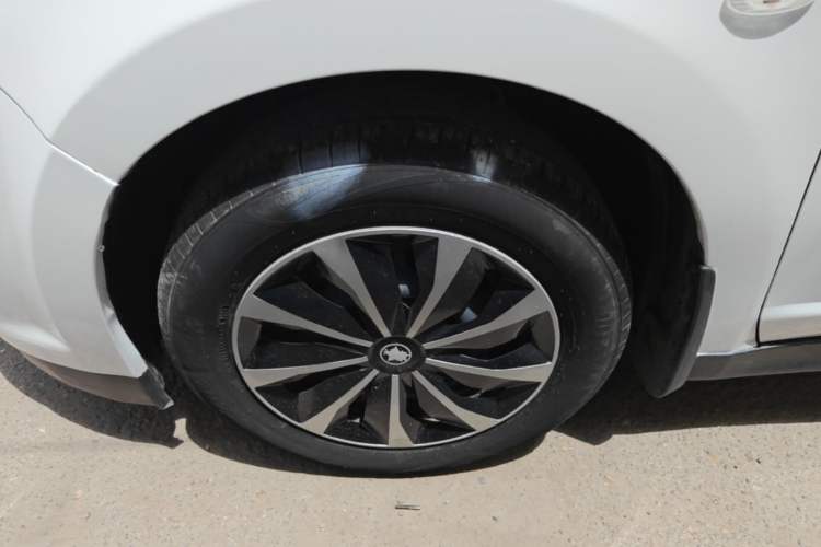 Used Venucia R50 2015 1.6L Automatic Fashion Edition Left Front Wheel Hub