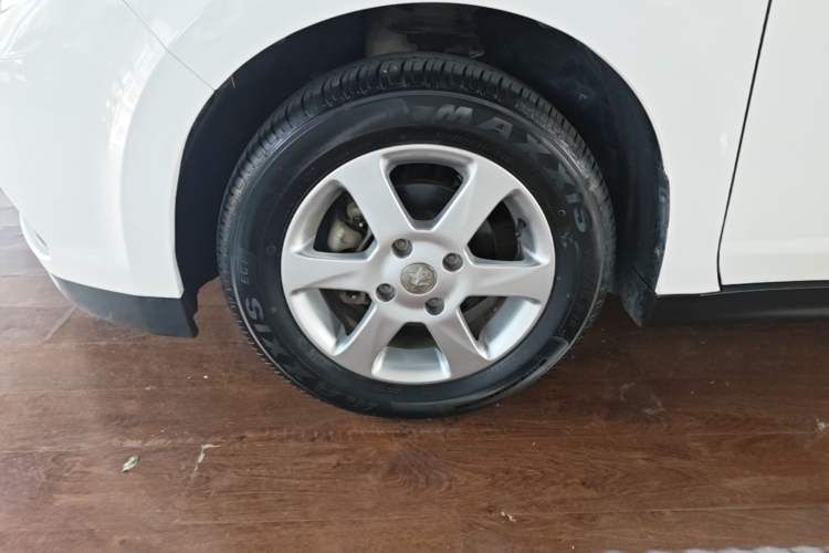 Used Venucia R50 2015 1.6L Automatic Fashion Edition Left Front Wheel Hub